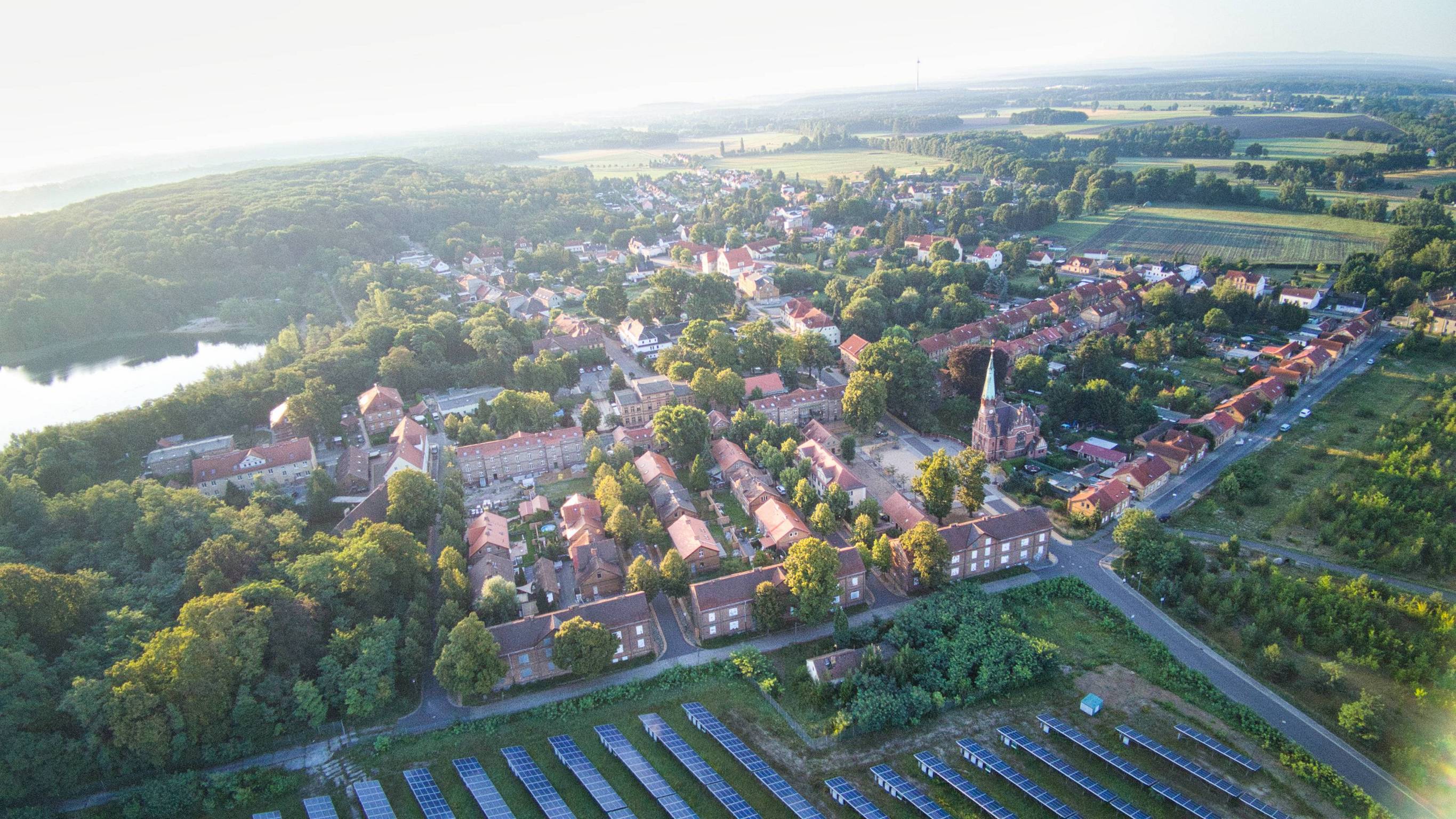 Luftaufnahme der historischen Glaswerksiedlung Annahütte