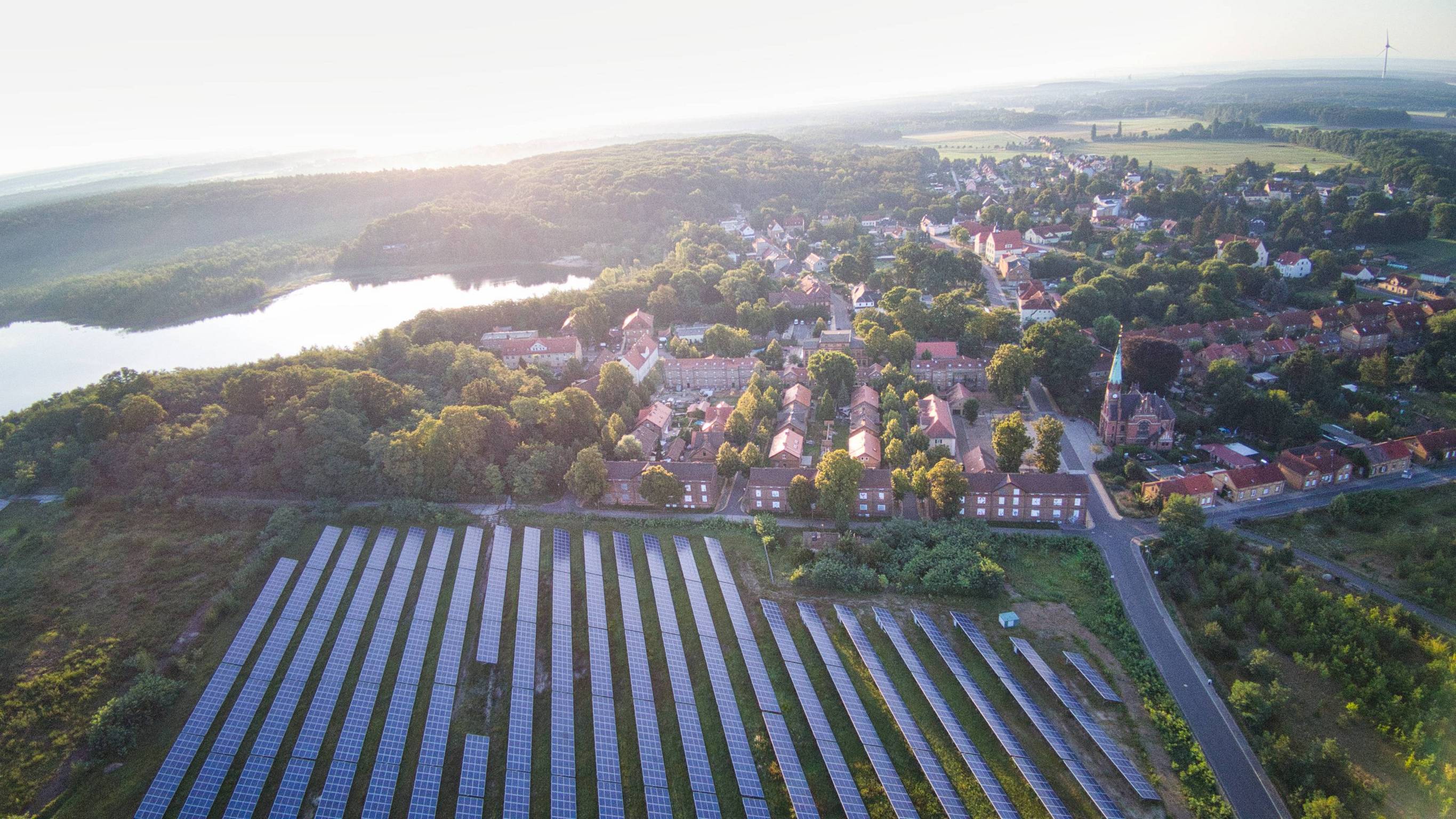 Luftaufnahme Solarpark und Ort