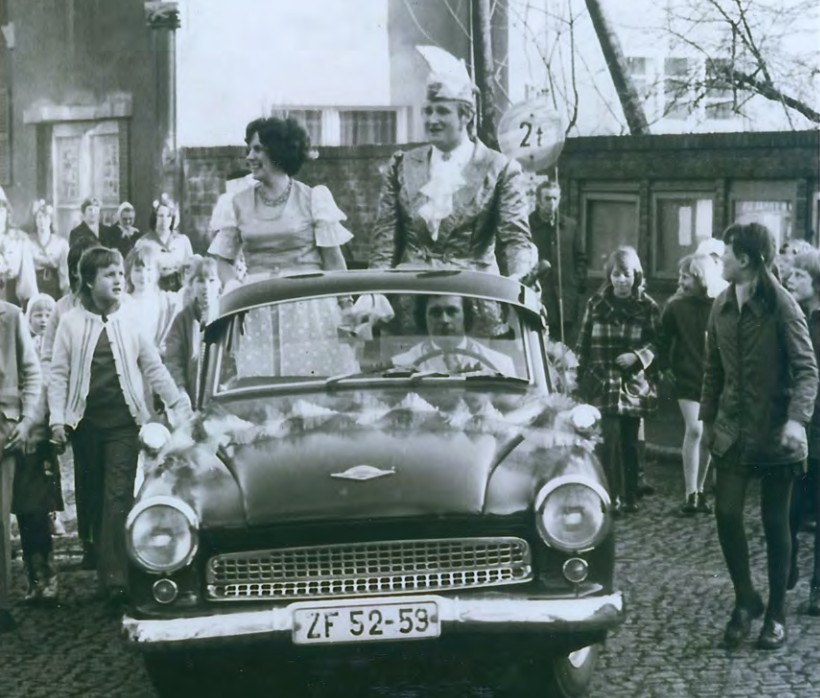 Karnevalsumzug mit festlich geschmücktem Wagen