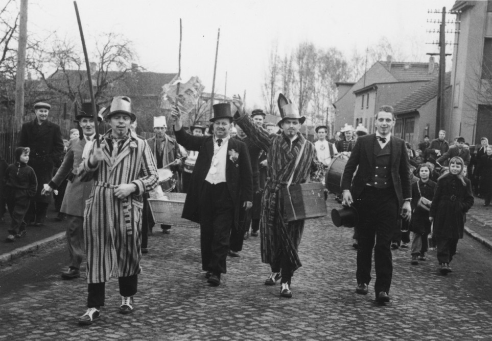 Traditioneller Fastnachts- oder Karnevalsumzug zu Fuß